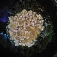 Tempe dipotong kotak kecil. Lalu goreng hingga setengah matang.