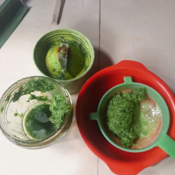 Jus pandan : blender halus daun suji, pandan dan 50 ml air, saring.