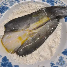 Balur ikan lele dengan tepung sampai rata.