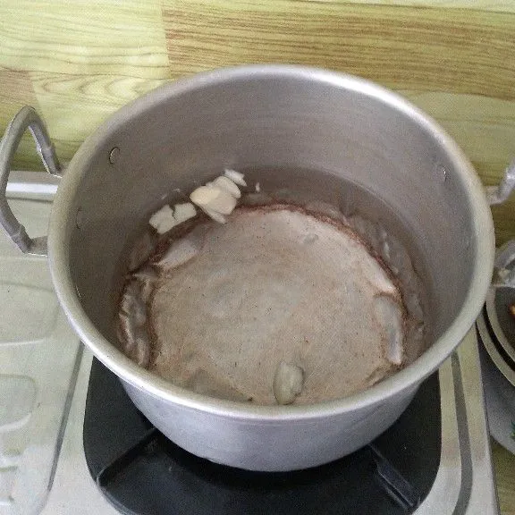 Rebus air dan bawang putih hingga air mendidih.