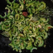Masukkan pare, aduk hingga tercampur dengan bumbu.