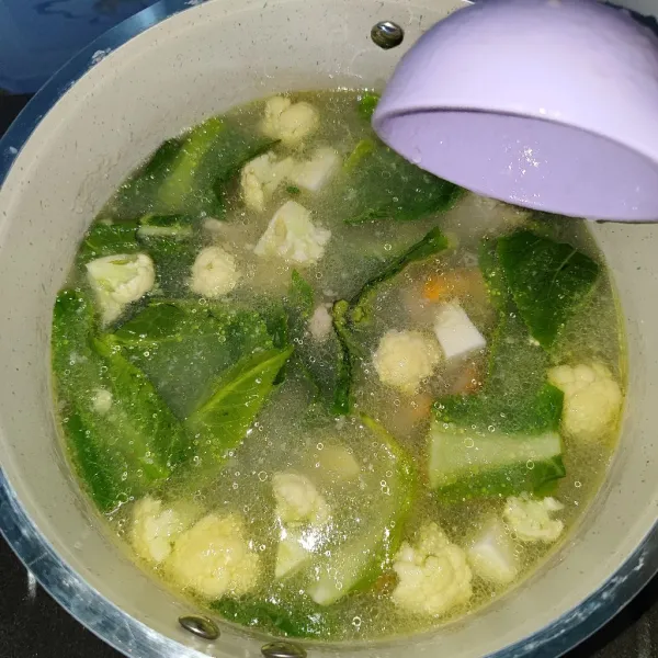 Lalu tambahkan garam dan kaldu jamur, masak sampai kentang matang, lalu tes rasa, kemudian sajikan selagi hangat.