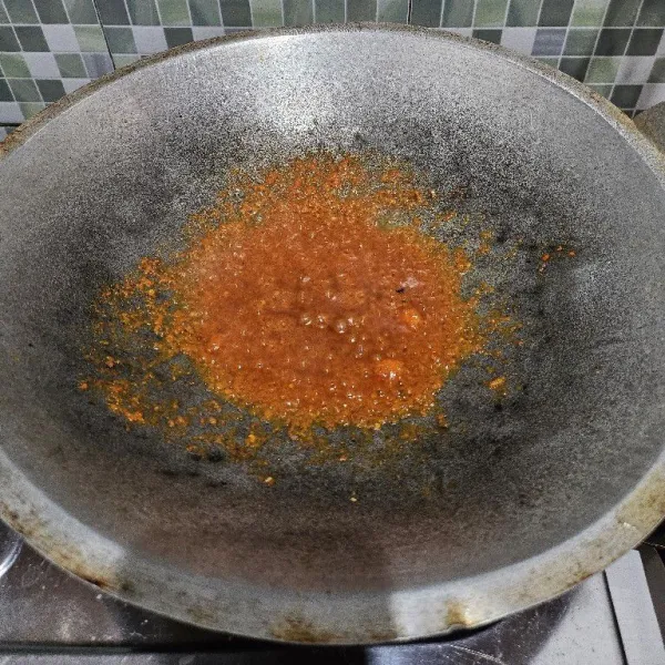 Tumis bumbu halus dengan minyak goreng secukupnya. Tumis hingga bumbu agak kering.