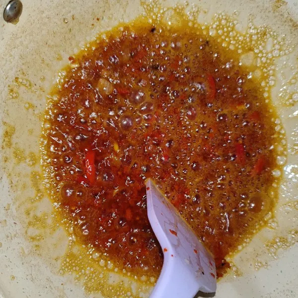 Lalu masukan cabai, beri garam dan masak sampai wangi langu hilang, kemudian masukan ikan, aduk-aduk dan sajikan dipiring.
