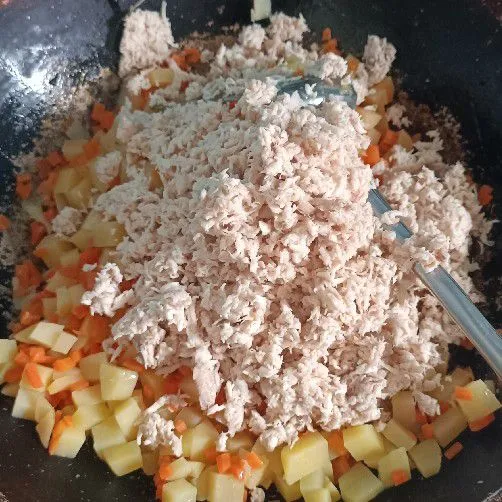 Masukkan kentang, wortel dan ayam.