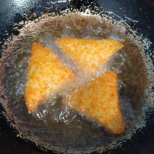 Balik satu kali seperti menggoreng donat.