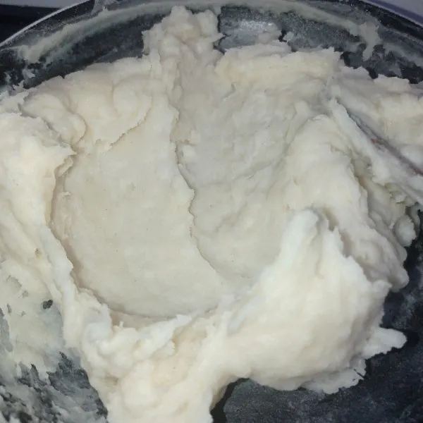 Lalu masak sampai membentuk adonan dan biarkan dingin.