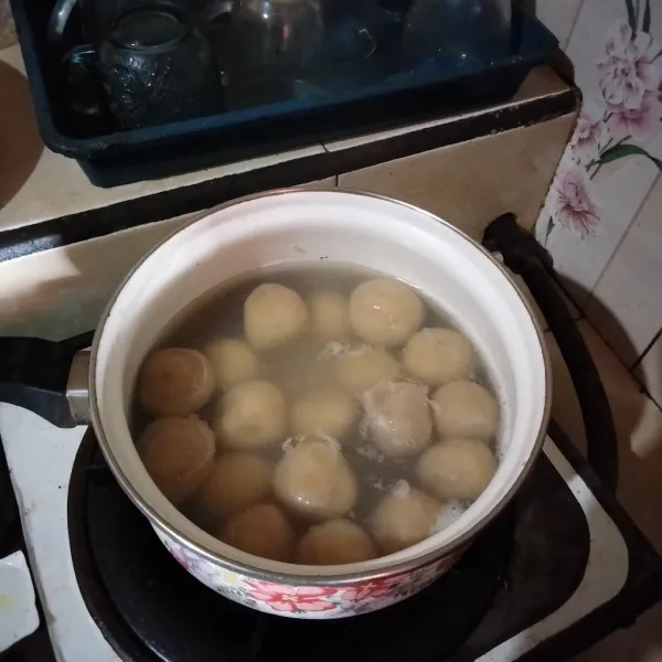 Rebus pentol hingga mengambang, tiriskan.