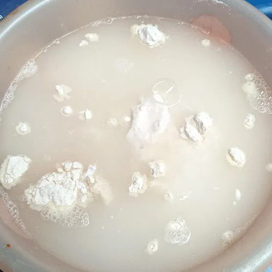 Lalu tuang air dibagi menjadi 3 bagian.