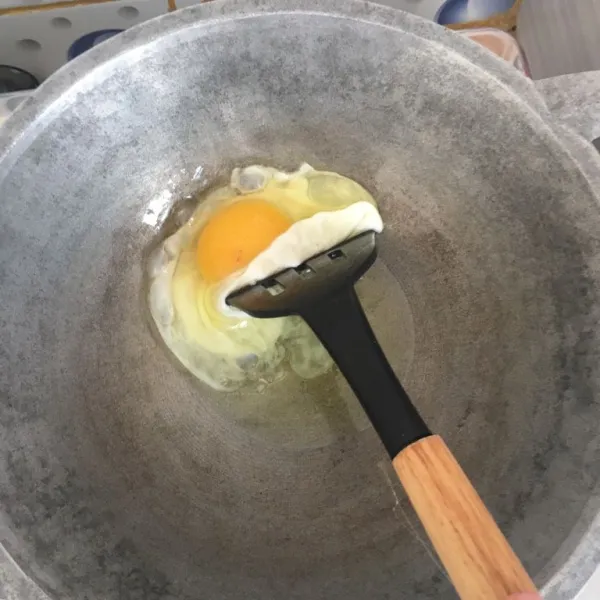 Panaskan minyak dan masukkan telur dan bawang putih. Di orak-arik.