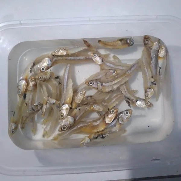 Rendam ikan asin selama kurleb 2 menit saja.