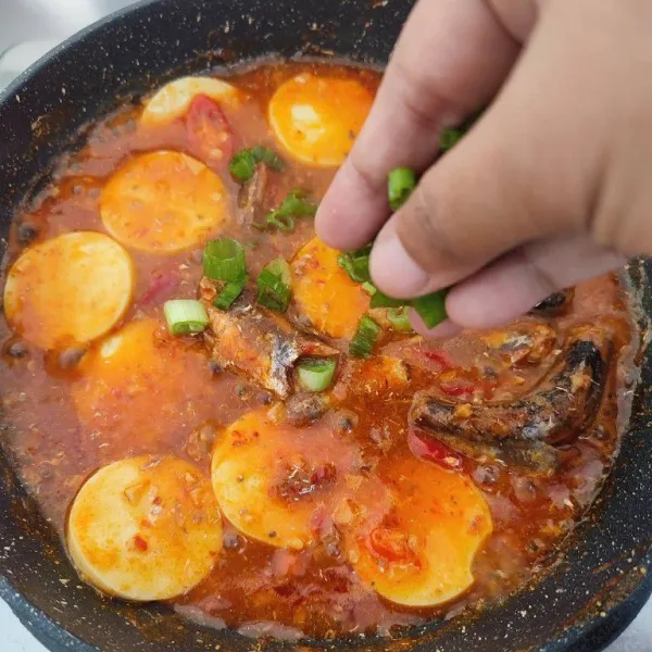 Tambahkan irisan daun bawang sesaat sebelum kompor dimatikan.