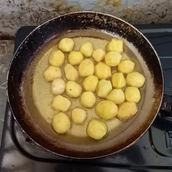Goreng kentang hingga berubah warna sedikit kecokelatan. Jika sudah berubah warna. Angkat dan ditiriskan.