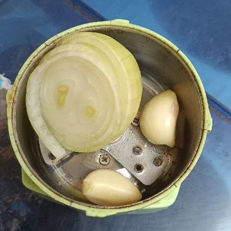 Masukkan bawang putih dan bombay ke blender bumbu. Haluskan.