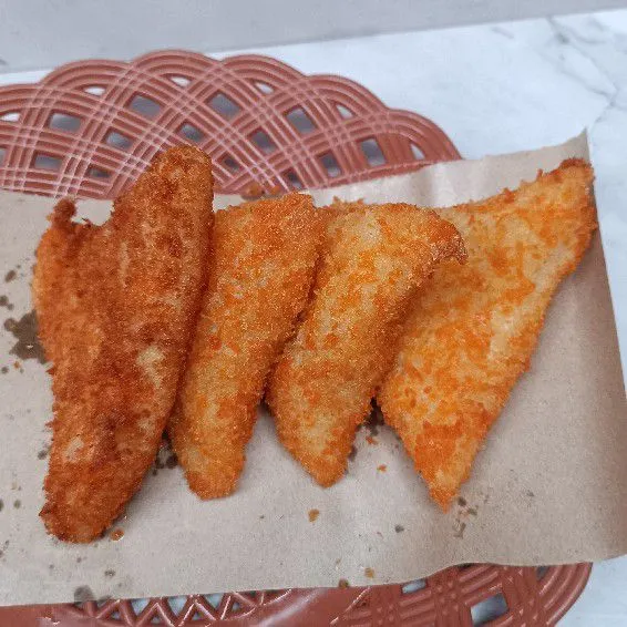 Tiriskan minyaknya di kertas minyak atau tisu dapur.