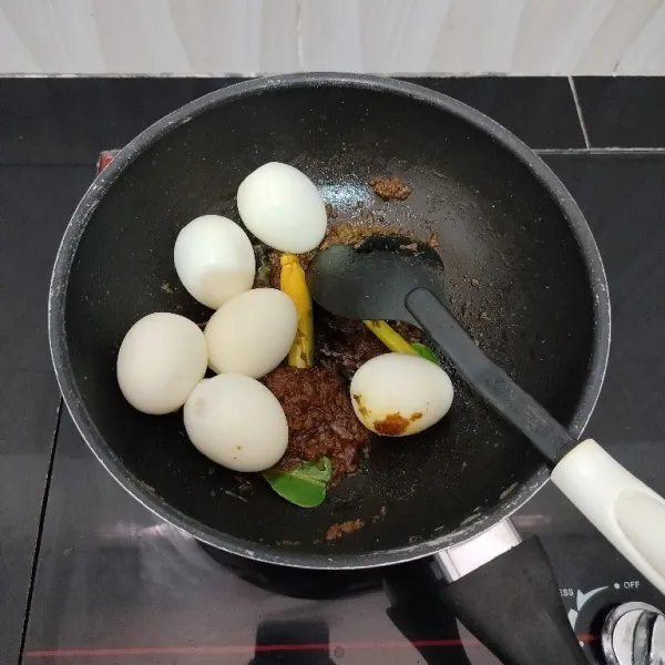 Lalu masukkan telur, aduk rata bersama bumbu.
