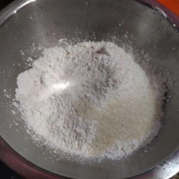 Campur terigu, gula pasir, tepung beras, maizena, baking powder, dan vanili, aduk rata.