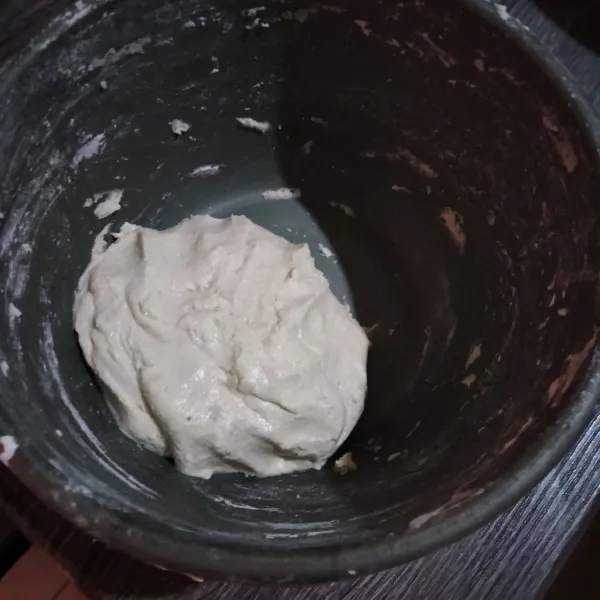 Campur jadi satu jamur tiram, tepung tapioka, tepung terigu, bawang putih, kaldu bubuk, merica bubuk dan garam lalu uleni hingga tercampur rata.