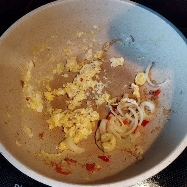 Sisihkan bumbu lalu buat telur orak-arik.