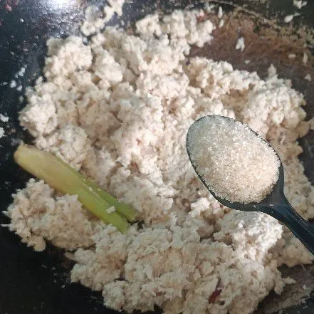 Masukkan gula, kaldu bubuk, garam dan lada. Koreksi rasa.