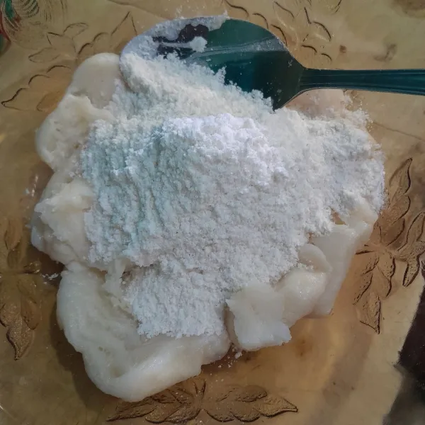 Masukkan terigu, gula pasir dan vanili.