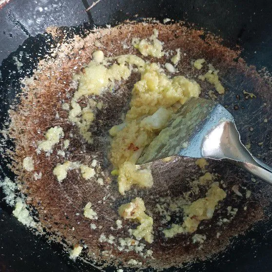 Tumis bumbu hingga harum.