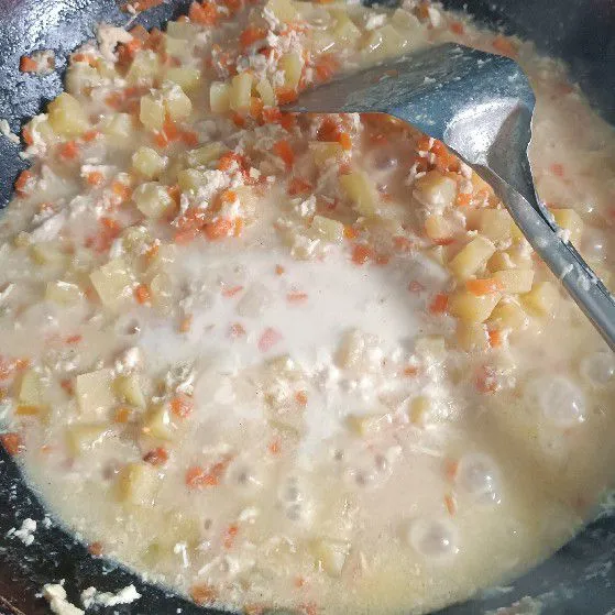 Masak hingga susu menyusut, masukkan larutan terigu. Saat akan diangkat, masukkan oregano dan parsley.