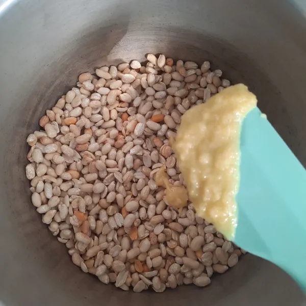 Haluskan bumbu kemudian masukkan ke dalam panci.
