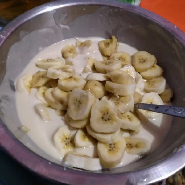 Masukkan potongan pisang, aduk rata.