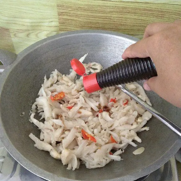 Masukkan saos tiram, kaldu bubuk, garam, lada bubuk, kecap manis. Aduk merata dan koreksi rasa sesuai selera.