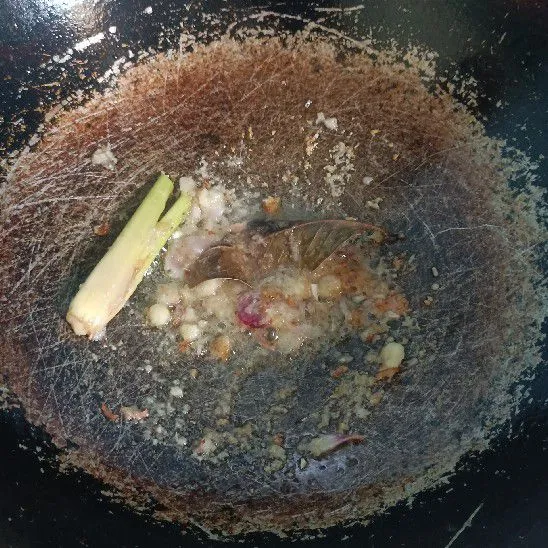 Masukkan daun salam dan sereh geprek.
