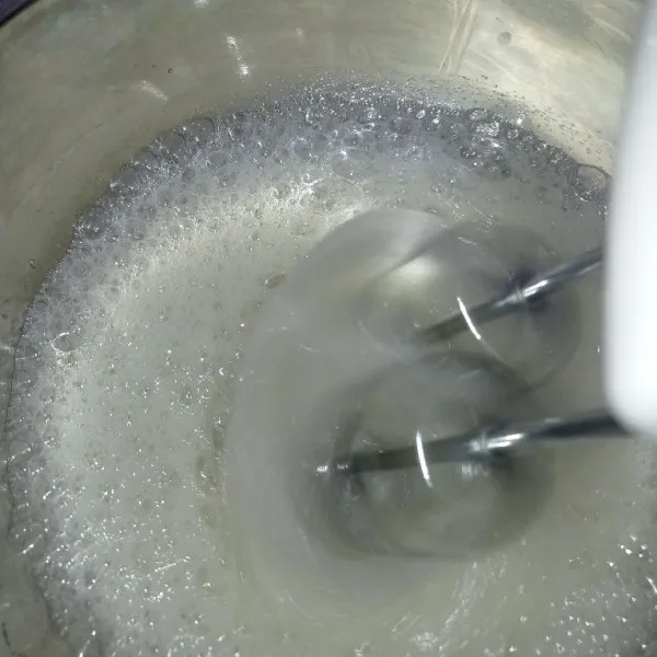 Adonan putih telur: mixer putih telur sampai berbuih lalu tambahkan air jeruk nipis dan gula pasir secara bertahap