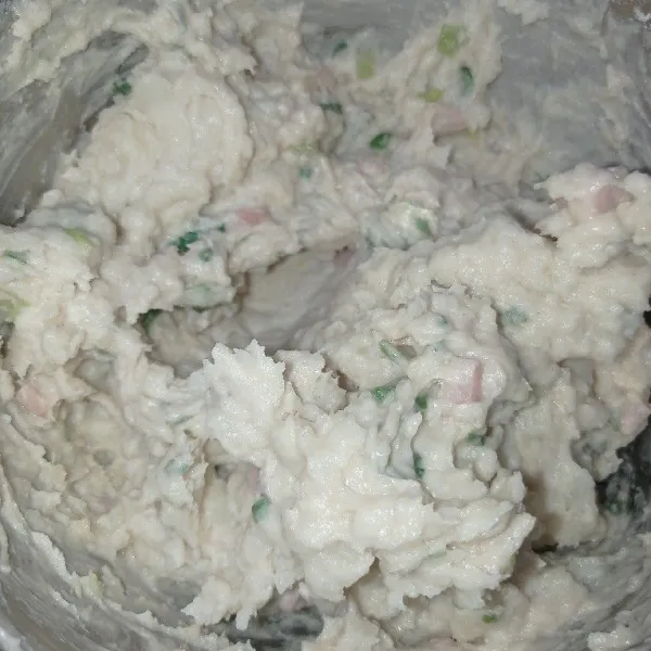 Masukkan putih telur, sosis, keju, dan tepung sagu. Aduk rata.