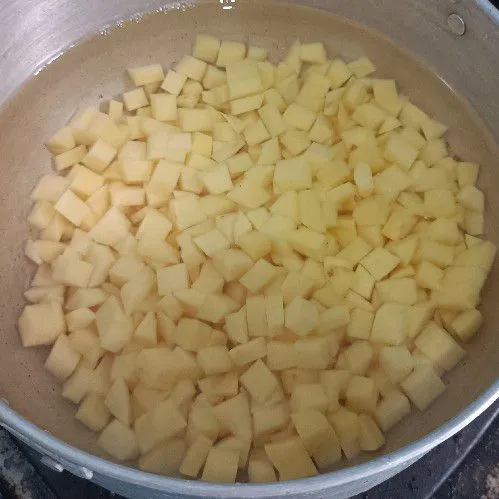 Rebus kentang hingga 3/4 matang.