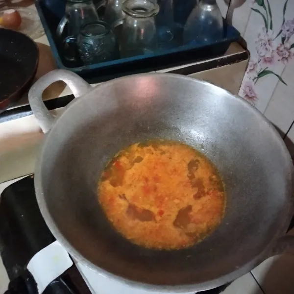 Haluskan bawang merah, bawang putih, cabai rawit cabai merah dan kencur lalu tumis hingga harum. Masukkan secukupnya air biarkan mendidih.