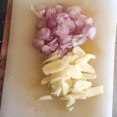 Iris iris dulu bawang merah dan bawang putih.