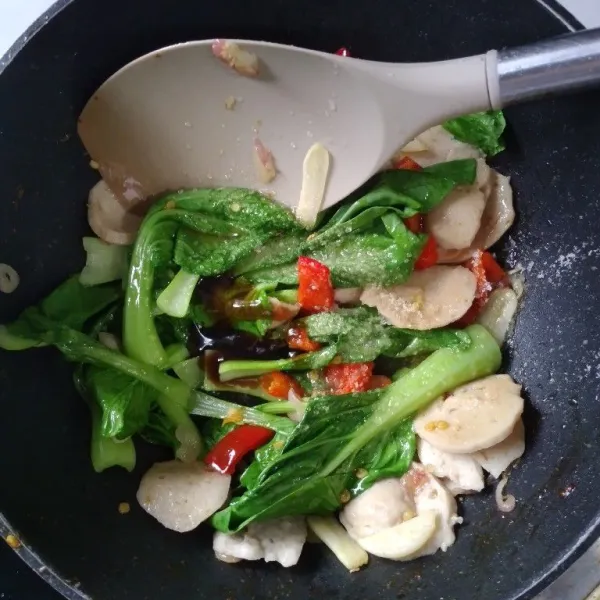 Masukkan garam, gula, dan suas tiram. Tambahkan sedikit air, masak sampai bahan tercampur dan matang. Siap sajikan!