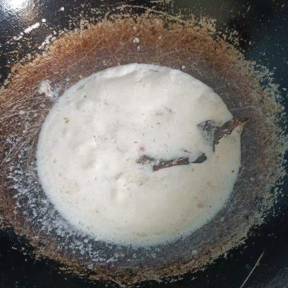 Masukkan air dan santan.