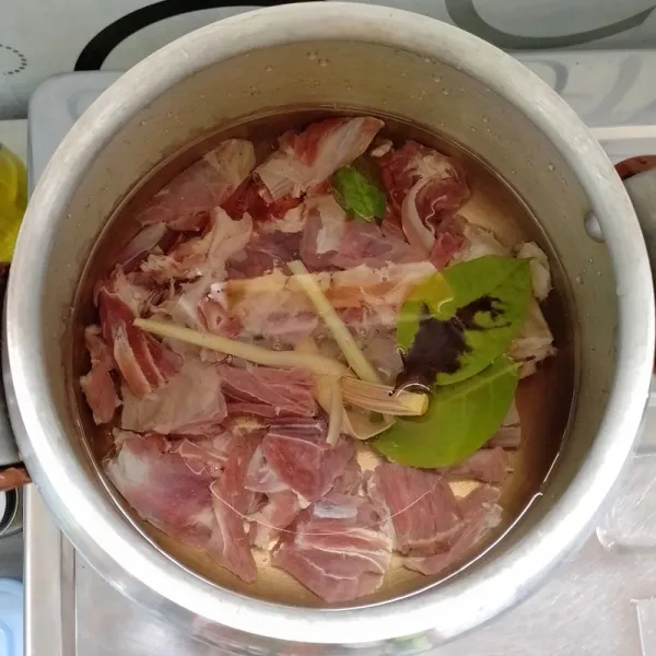 Presto daging kambing bersama serai, daun salam dan secukupnya garam sampai empuk.