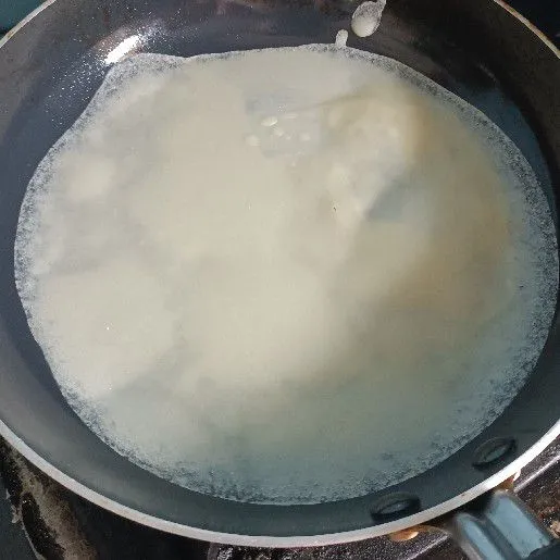 Cetak di teflon, jika pinggirannya sudah kering, angkat.