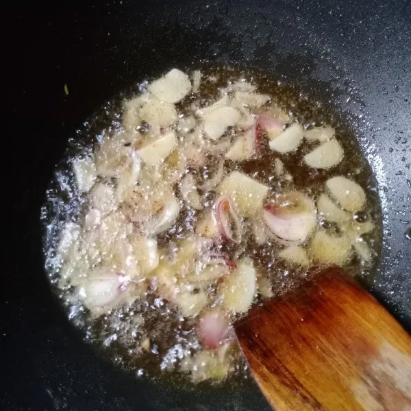 Tumis bawang merah dan putih.