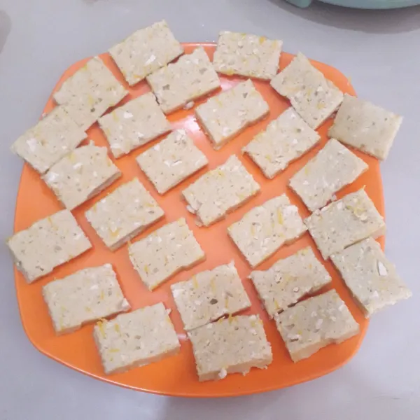 Setelah dingin keluarkan dari cetakan.Potong potong berbentuk persegi panjang atau sesuai selera.