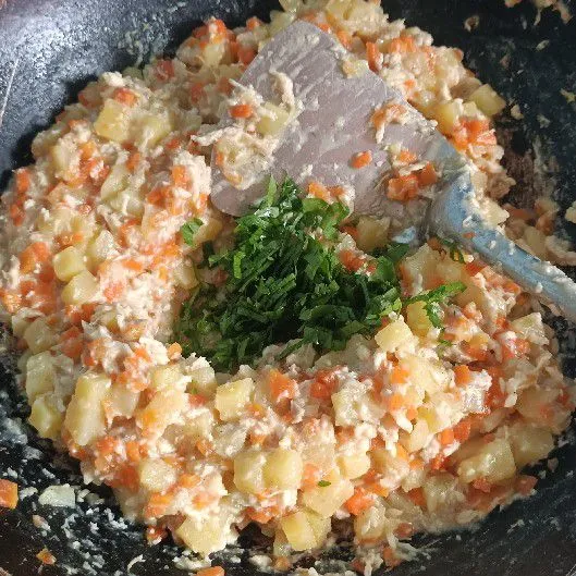 Haluskan bawang bombay dan bawang putih, tumis dengan mentega. Masukkan wortel, ayam dan kentang. Masukkan susu, air, gula, garam, kaldu, pala dan merica. Kentalkan dengan tepung terigu dilarutkan dengan air. Beri seledri. Masak sebentar.