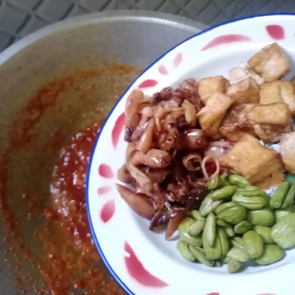 Setelah cabe masak, lalu masukkan pete, cumi, dan tahu. Jangan lupa beri penyedap dan garam. Sajikan.