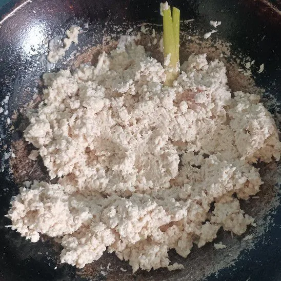 Masukkan ayam. Tumis hingga agak kering