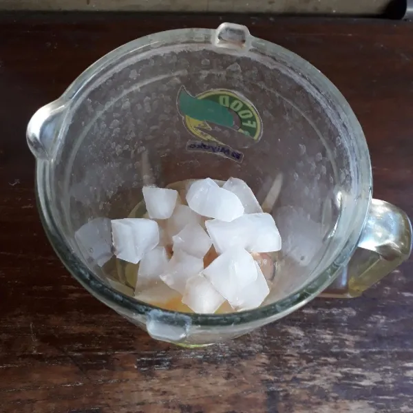 Tambahkan es batu.