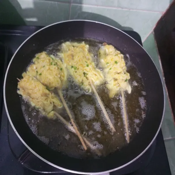 Panaskan minyak lalu goreng sempol mie hingga matang, jangan lupa dibalik, cocok ditambahkan saus sambal atau saus tomat.