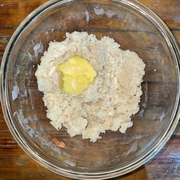 Masukkan margarin dan garam, mixer hingga kalis elastis.
