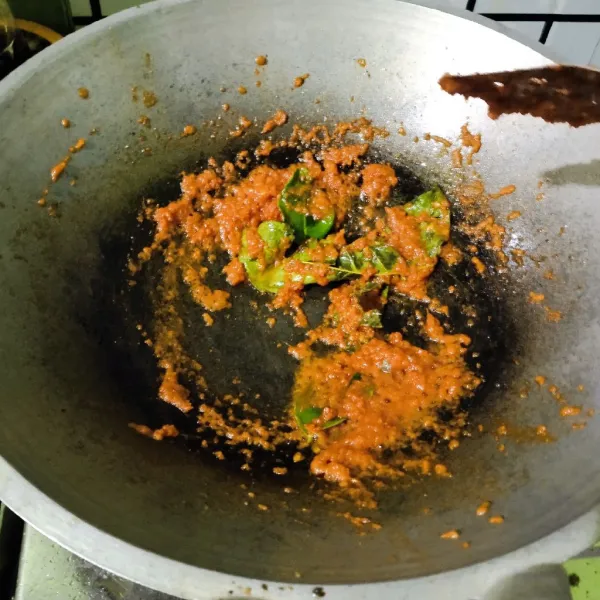Panaskan minyak kemudian tumis bumbu dan masukan daun salam, daun jeruk ,serai.