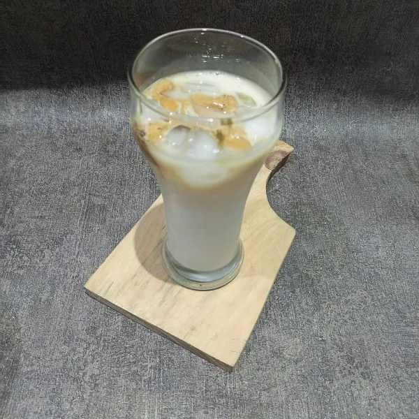 Masukkan adonan dalgona coffee, dan sudah jadi dalgona coffee siap dinikmati.